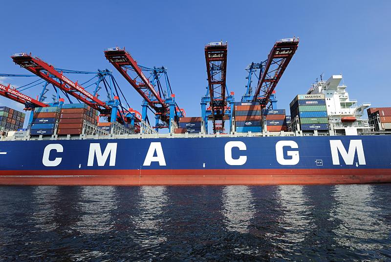 6296 Containerschiff unter Containerbruecken im Hamburger Hafen | Containerhafen Hamburg - Containerschiffe im Hamburger Hafen